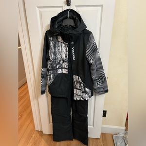 Volcom boys snowboarding set sz XL.